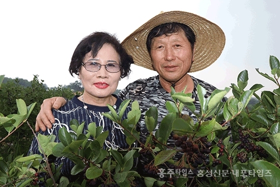 최영상, 박분이 부부가 4만평의 농원을 함께 운영하고 있다.