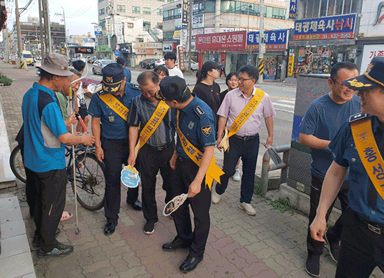홍성경찰서는 지난 22일 홍성읍에서 주민이 신청해 이뤄지는 탄력순찰을 실시했다.  사진제공=홍성경찰서