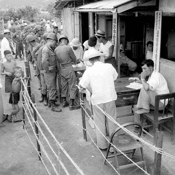 1956년 의정부읍 지방선거 투표소에서 군인들이 투표하는 모습(국가기록원 자료)