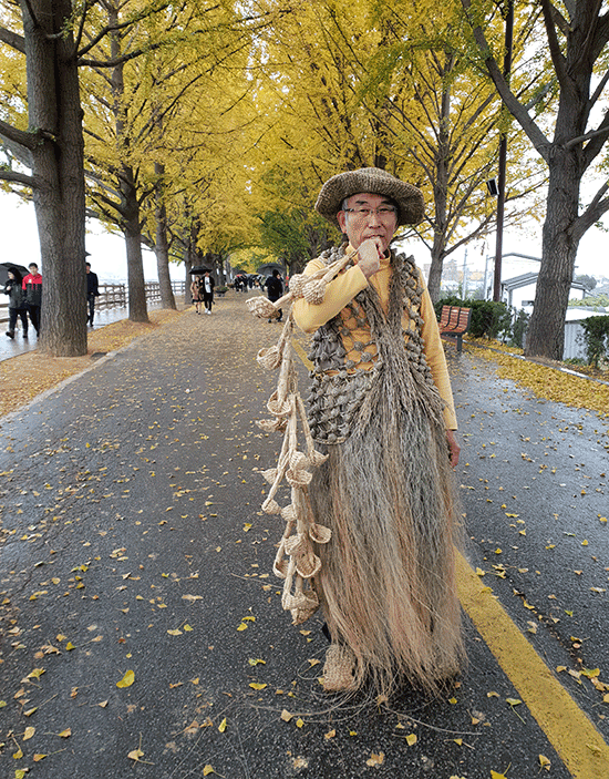지난해 가을 아산에서 열린 축제장에서 김준환 씨가 짚풀로 만든 옷을 선보였다.사진제공=김준환