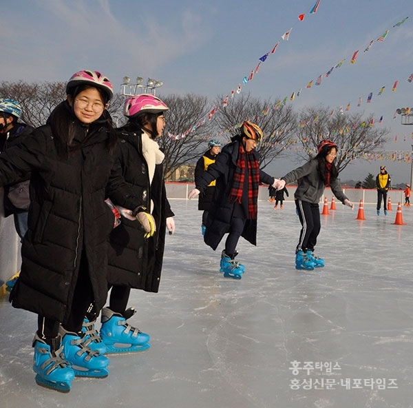 홍성에서는 처음으로 야외 스케이트장이 지난 10일 문을 열었다. 스케이트장은 다음달 23일까지 운영된다.