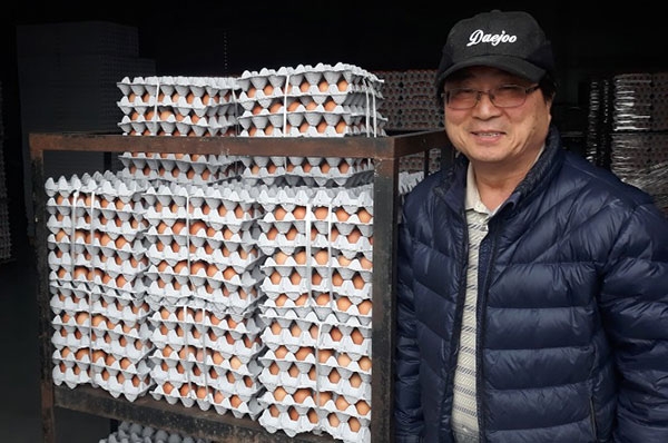 홍북읍 김상홍 주민자치회 회장이 지난 6일 이웃들을 위해 계란 100판을 기부했다.