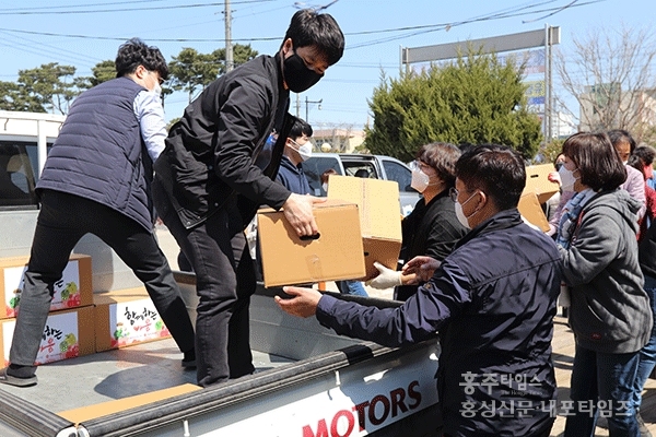 지난 8일 홍성사회복지관에서 농산물꾸러미 600 상자를 8개 사회단체에 전달했다.