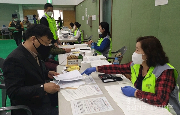 지난 7일 홍성군장애인스포츠센터에서 지역 소상공인이 긴급생활안정자금 신청서를 접수하고 있다.