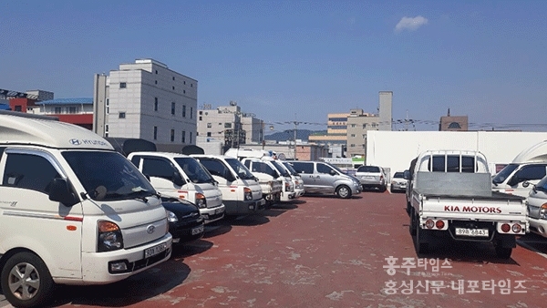 홍성전통시장 주차장에 상인들 차가 가득하다. 상인들 차 때문에 고객들이 주차장을 이용하는데 불편을 겪고 있다.
