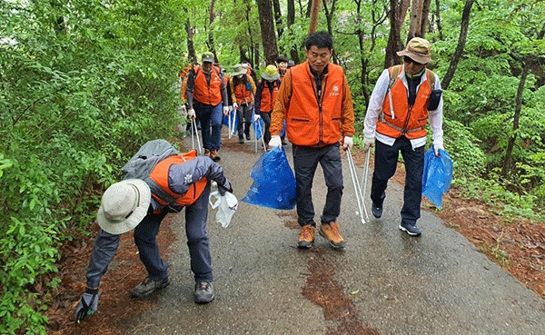 한국산악회 충남서부지부 회원들이 용봉산에서 쓰레기 수거활동을 벌이고 있다. 사진제공=한국산악회 충남서부지부