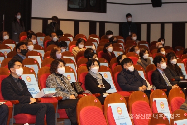 홍성지역 교육재정설명회는 65명이 참석했다. 참석자들이 설명을 듣고 있다.