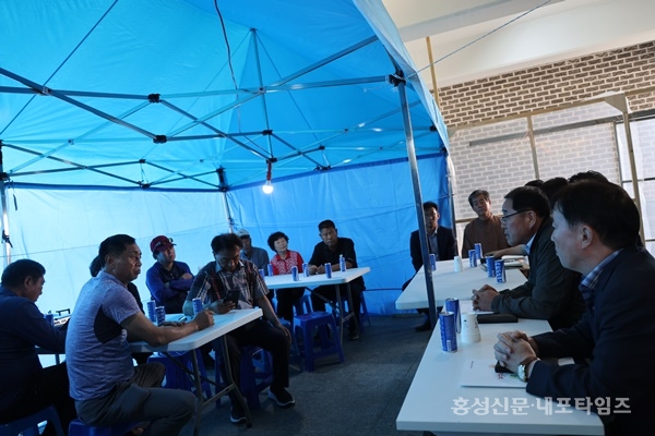 홍성군이 지난 22일 이재민 임시 식당에서 주민 의견을 수렴하는 자리를 마련했다.