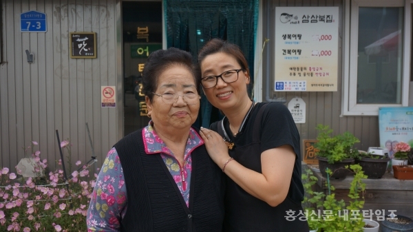 사진 왼쪽부터 이정옥 대표, 딸 김용주 씨. 이정옥 대표는 일선에서 물러나고 김용주 씨와 형제들이 함께 삼삼복집을 운영하고 있다.