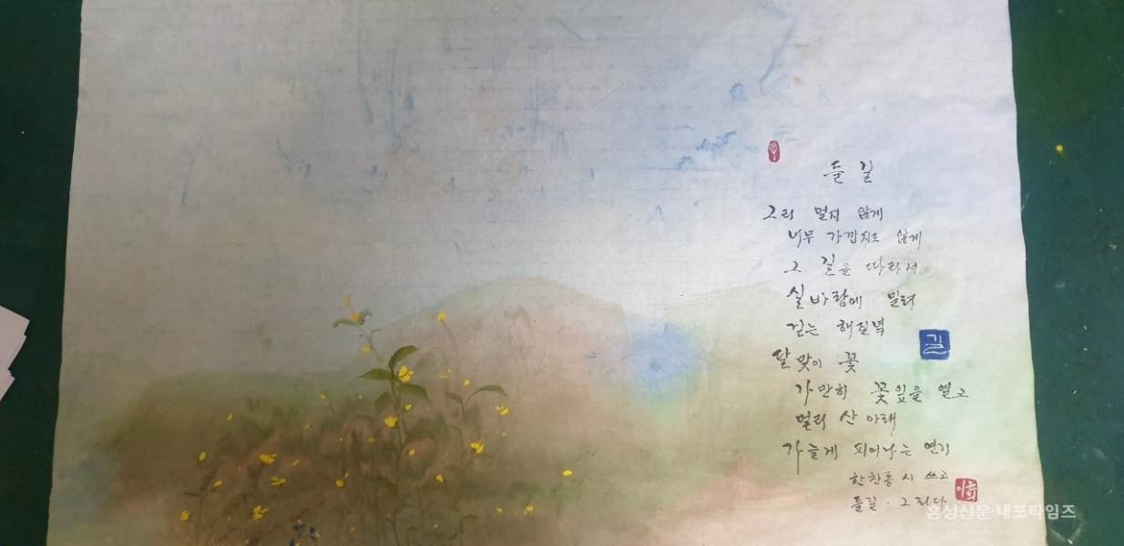 홍성군농업기술센터의 온실 '들빛'에 전시되는 작품들은 생화의 향기와 함께 가을의 정취를 느낄 수 잇게 한다. 사진제공=내포향묵회