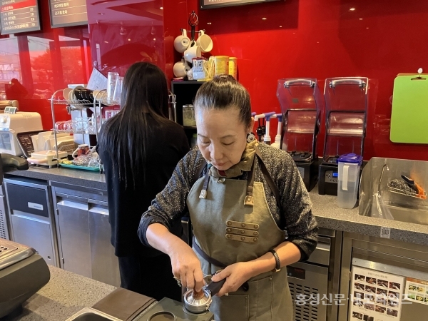 김종숙 대표가 30년 경력으로 만드는 커피와 수제차는 호수 카페만의 자랑이다.