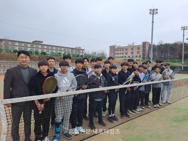 전헌수(사진 왼쪽) 홍성군소프트테니스협회장이 지난달 옛 홍성여고 운동장에서 훈련을 하는 선수들을 찾아 격려했다. 