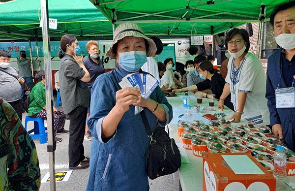 홍성성당 생명나눔캠페인에서 참가자들이 헌혈증을 기부하고 있다. (사진제공=홍성성당)