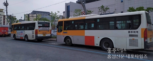 홍성 종합 버스터미널에서 홍주여객 소속 버스들이 대기하고 있다.
