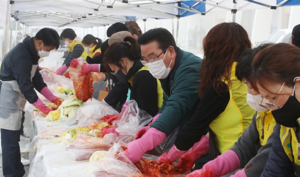 홍성군 4-H 본부에서 지난 20일 '사랑가득 김장나눔 행사'를 진행했다. 봉사자들이 열심히 김치 속을 채우고 있다.