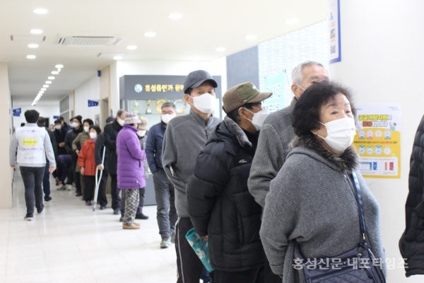 홍성읍 사전 투표소인 홍성읍행정복지센터 2층에 투표를 위해 기다리는 주민들로 줄이 길게 늘어서 있다.