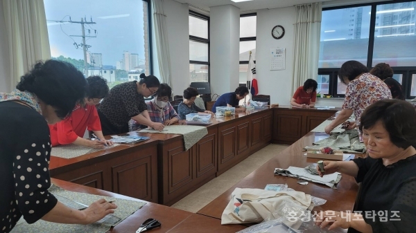 매주 화요일 홍성문화원 2층 회의실에서 열리고 있는 바느질 교육.