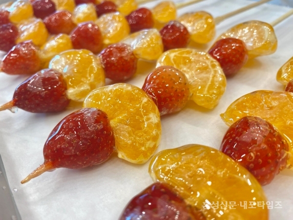 달콤왕가탕후루는 신선하고 달콤한 과일을 사탕처럼 즐길 수 있어 큰 인기를 끌고 있다.