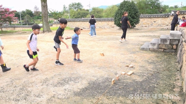 가을 제향에 문을 연 홍주향교를 방문한 아이들이 투석놀이 등 전통놀이를 즐기고 있다.