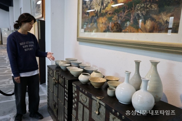 한국식기박물관 특별전이 11월 20일까지 진행된다. 노지원 담당자가 도자기에 대해 설명하고 있다.