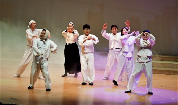 뮤지컬 ‘홍주야 울지마라’는 홍주예인예술단의 5번째 작품이다. 사진은 2021년 ‘달콤한 인생’의 공연 모습이다. 사진 홍주예인예술단